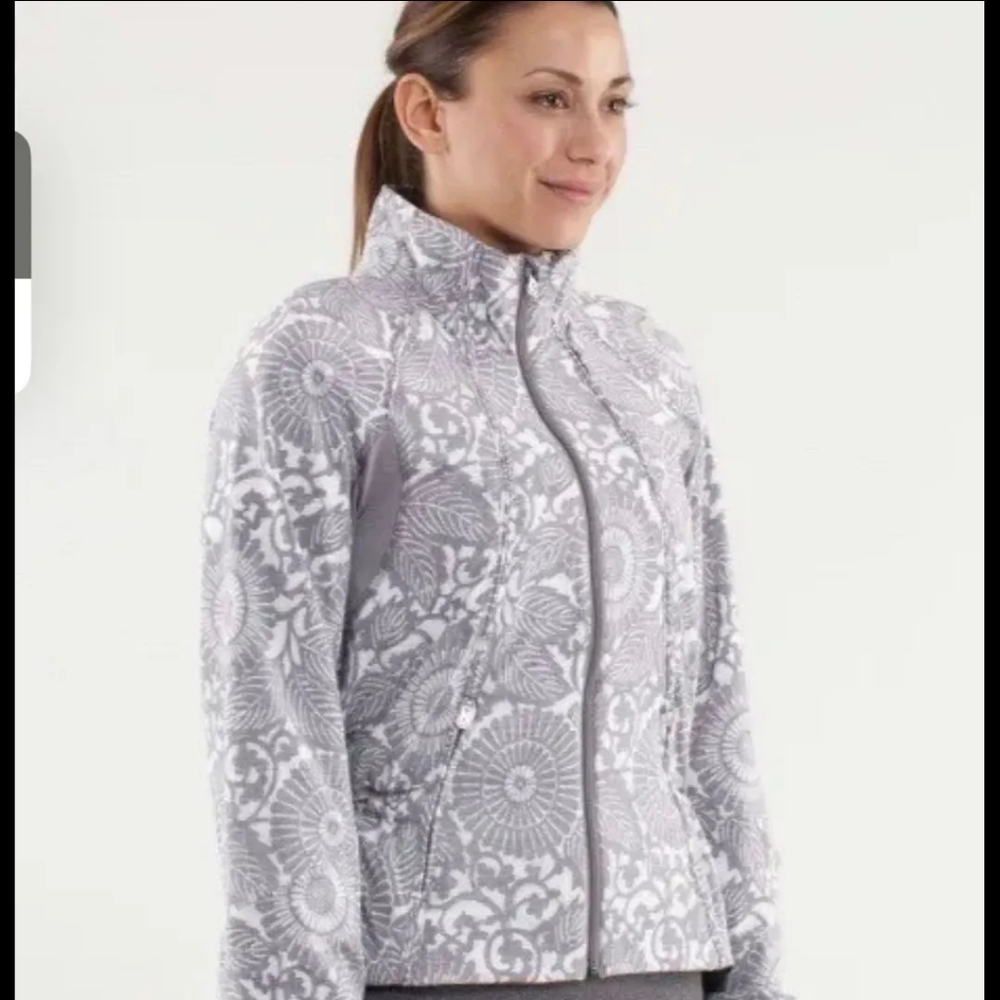 Lululemon Dottie Tribe Grey White‎ Floral Full Zip Jacket Size 6 Activewear